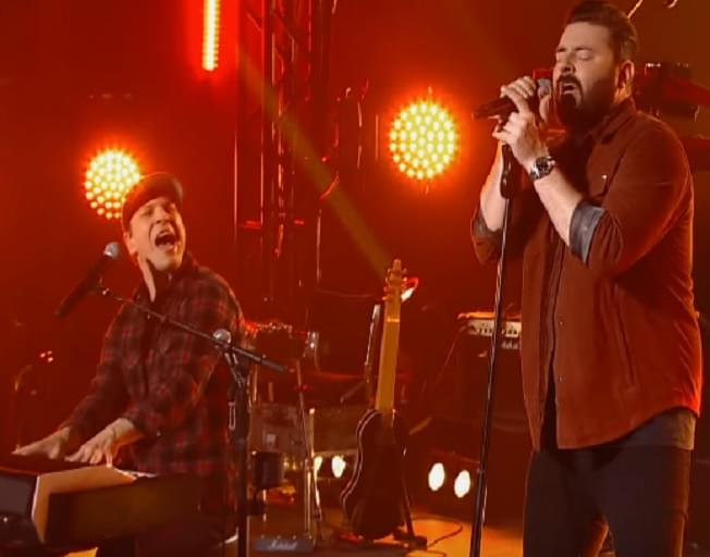 Chris Young and Gavin DeGraw’s Incredible Cover Of “Maybe I’m Amazed” On CMT Crossroads [VIDEO]