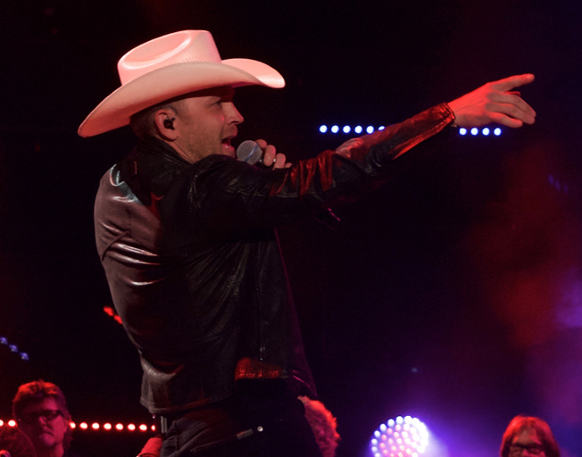 Justin Moore Sometimes Gets Distracted on Stage