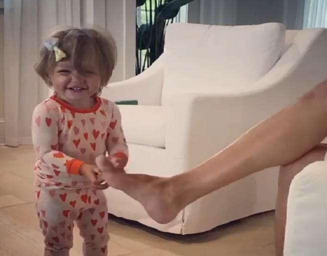 Jason Aldean’s Adorable Daughter Navy Rome Shows Her Dads Ticklish Side