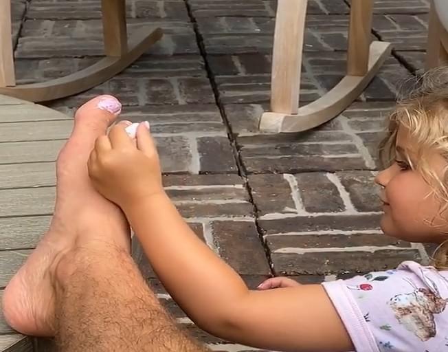 Thomas Rhett’s Daughter Gives Him A Much Needed Pedicure