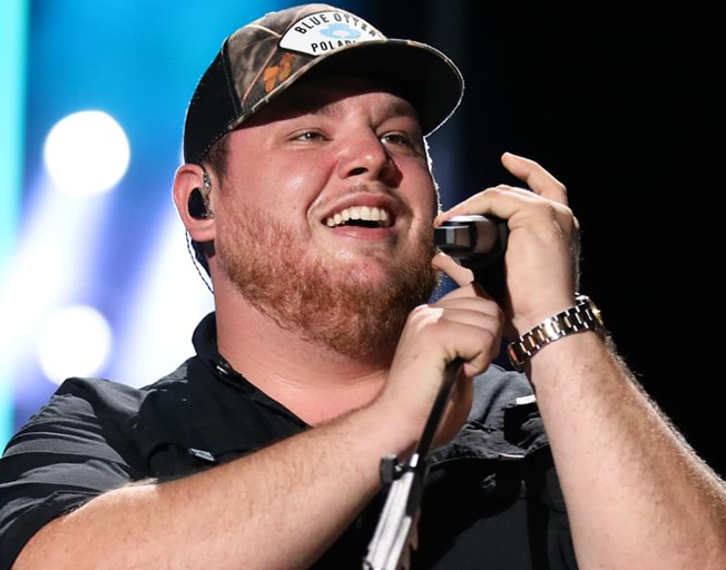 Luke Combs “Lovin’ On You” Holds #1 for Fourth Week