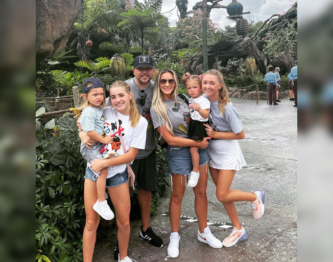 Jason Aldean Takes Family Photo At Disney World, Smacks Down Mask-Shaming Commenter