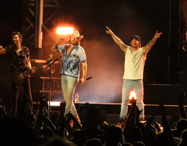 06-03-21 - Peoria, IL - Tailgate N' Tallboys: Ernest on stage (Photo credit: B104/Lyndsie Schlink)