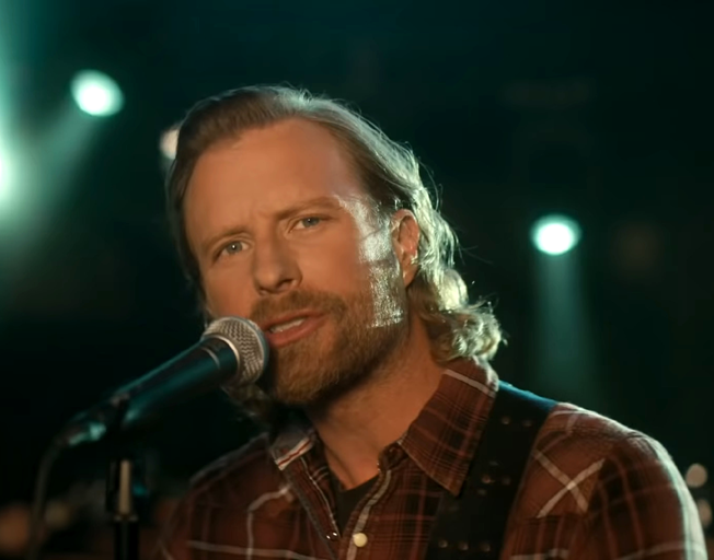 Dierks Bentley Gives Fans A Treat in Chicago By Bringing His Daughter On Stage for Duet