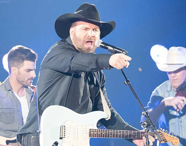 Garth Brooks Working On “Pretty Cool” Opportunity For Fans At His Stadium Shows