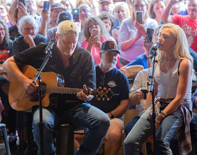 Newlyweds Blake Shelton and Gwen Stefani Open Rehearsals at Ole Red for Free [VIDEO]