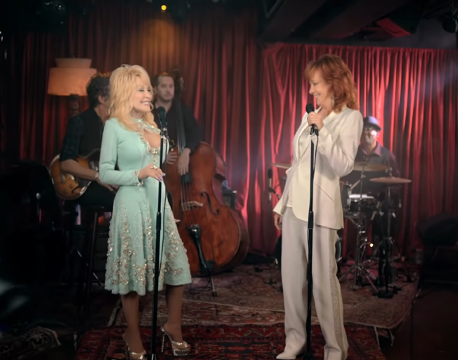 Dolly Parton Decided to Be Herself on Remake of “Does He Love You” with Reba
