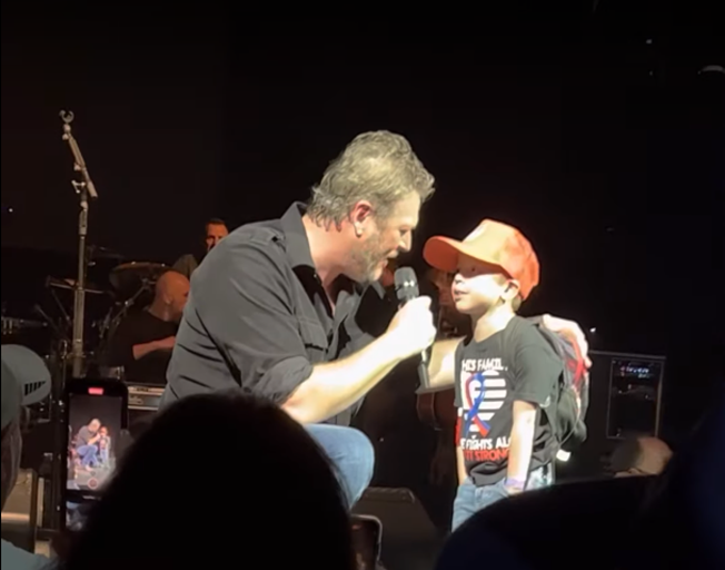 Blake Shelton Performs Duet Of “God’s Country” With 6-Year-Old Fan Awaiting Heart Transplant [VIDEO]
