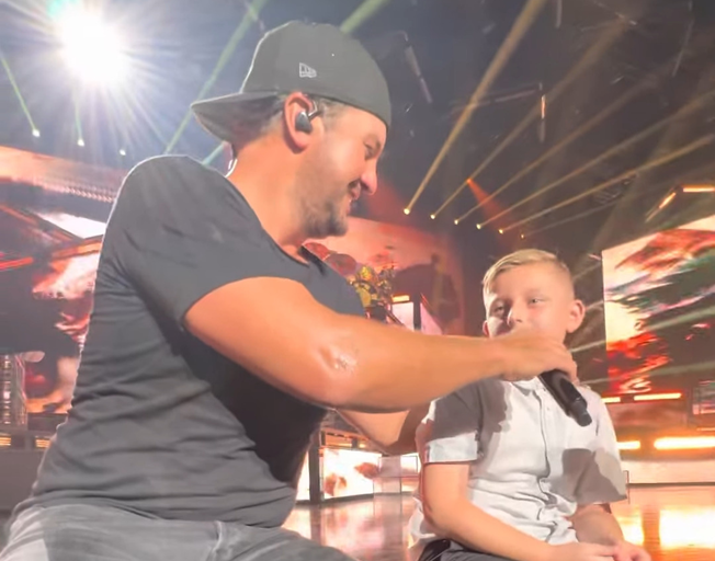 Luke Bryan Sings a Duet with 10-Year-Old Fan in Las Vegas [VIDEO]