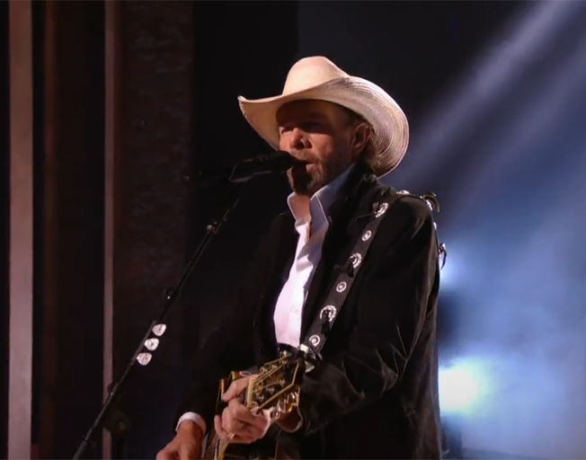 Toby Keith’s First TV Performance Since Cancer Treatment