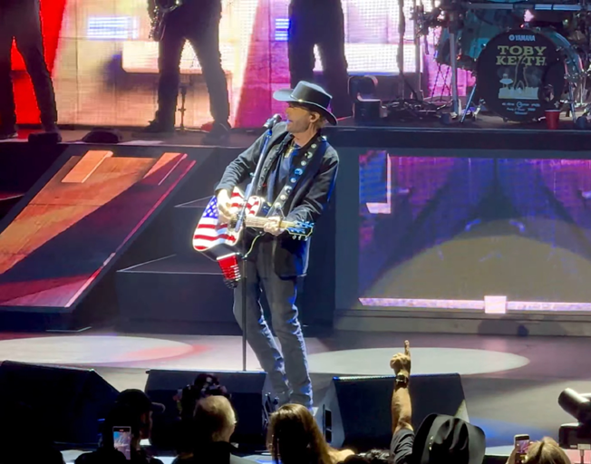 Video and Photos of Toby Keith’s Return to the Stage in Vegas