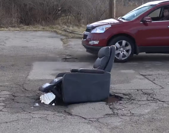 Recliner Turns Pothole in to a Viral Location [VIDEO]