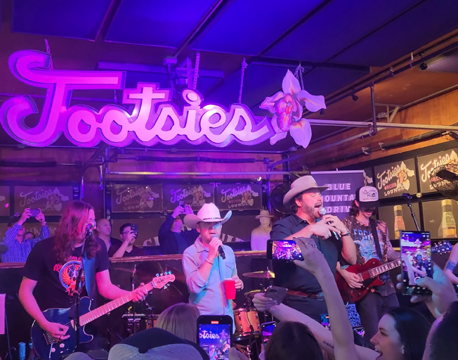 Watch: Justin Moore and Randy Houser Sing Tribute to Toby Keith in Surprise Appearance at Tootsie’s