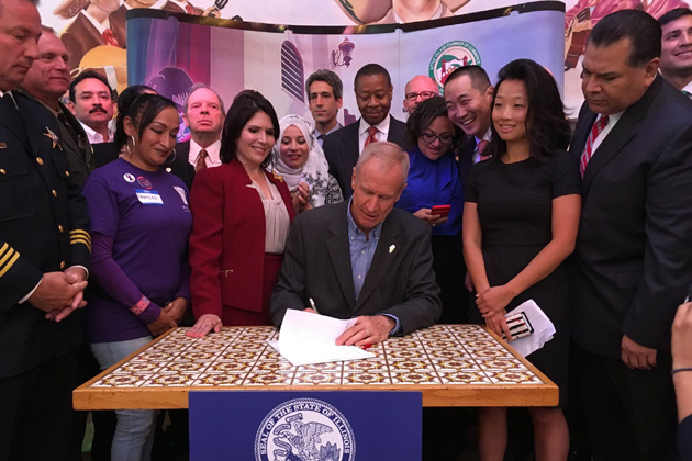 Rauner signs immigration law