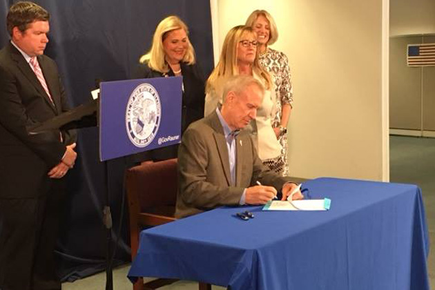 Rauner signs EDGE tax credit but critic says bill falls short of addressing bad business climate