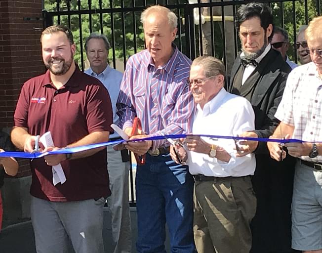 Governor cuts ribbon to open Illinois State Fair