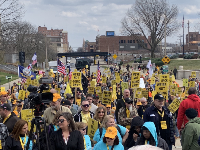 Hundreds of gun owners rally in Springfield