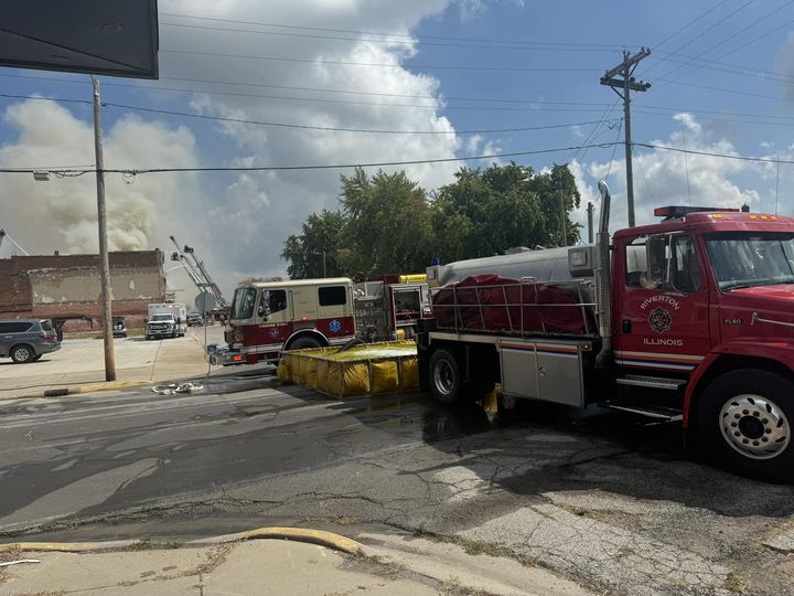 Multiple Central IL fire departments fighting downtown fire in Lincoln