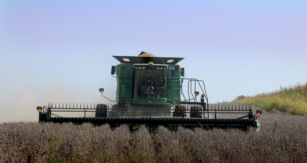 Central Illinois farmers see record crops during fall harvest