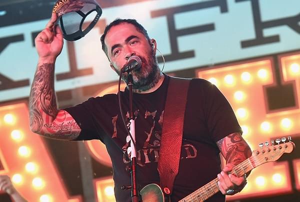 Aaron Lewis Loses It Live—Yells At Crowd And Storms Off Of Stage