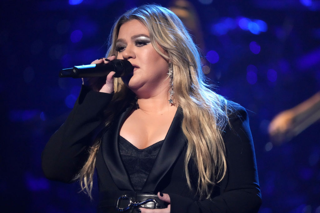Kelly Clarkson Surprises Coffee Shop With Performance