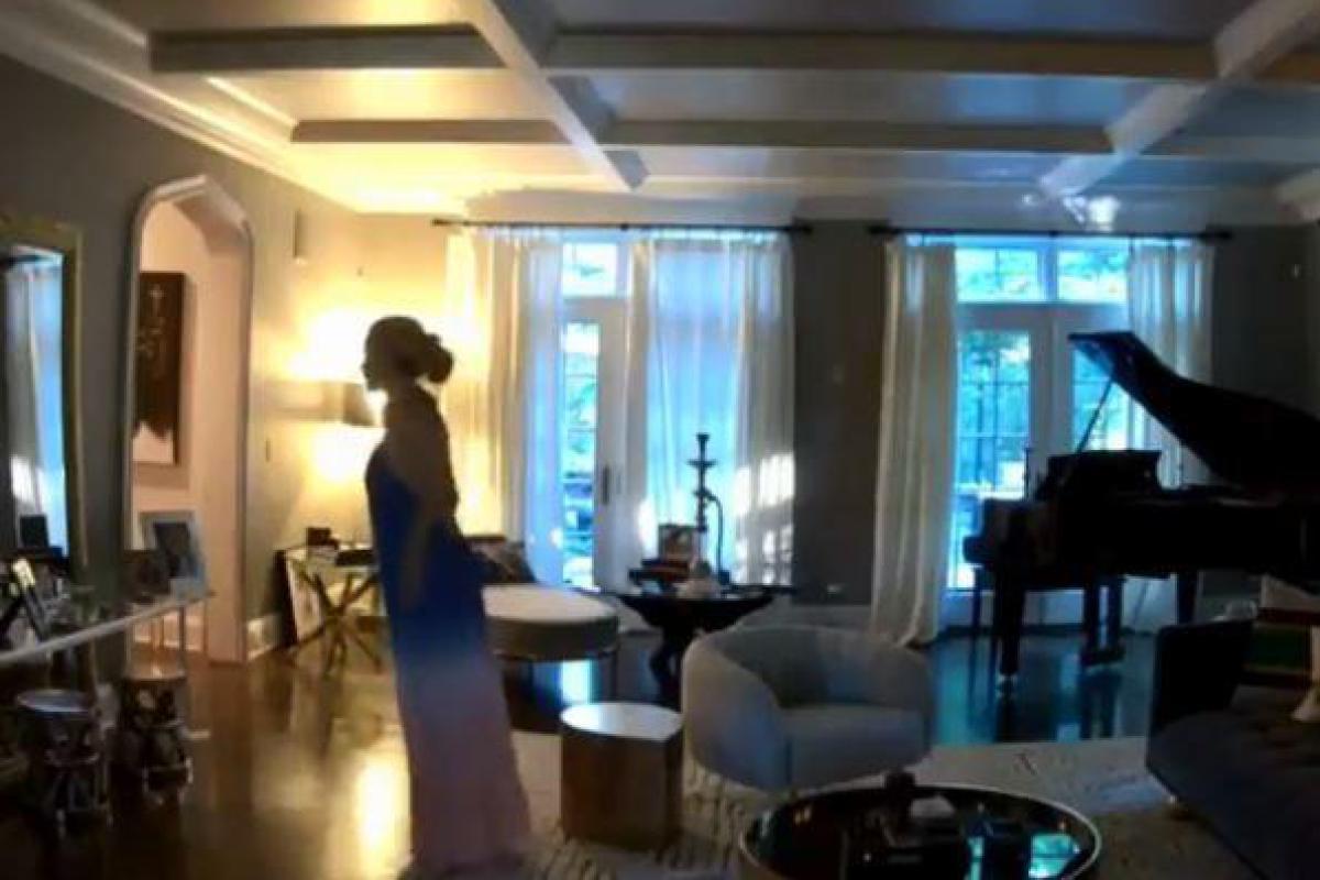 Did A Ghost Visit Jenny McCarthy’s Home & Play The Piano?! See For Yourself…