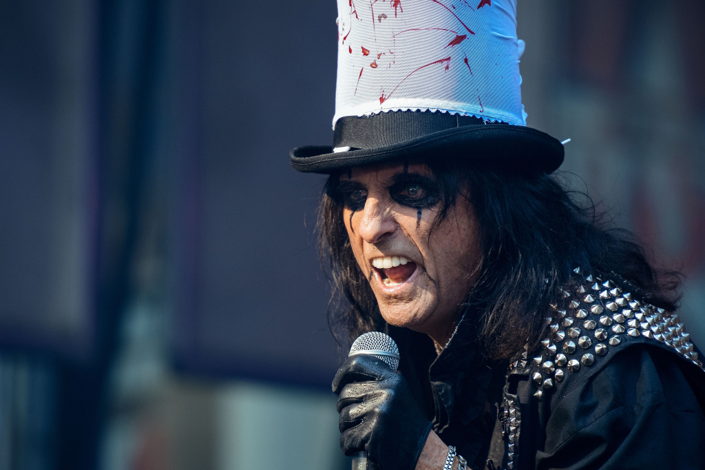Alice Cooper’s Simple ‘Cat Doodle’ Could Fetch Big Bucks At Auction And Help A Shelter
