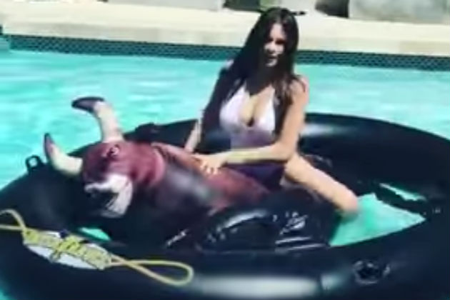 Here’s Sofia Vergara Struggling to Get On an Inflatable Pool Toy [VIDEO]