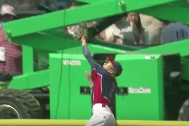 This is One of the Greatest Baseball Catches You Will Ever See [VIDEO]