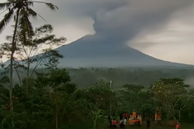 Watch This Timelapse of A Volcano in Bali Spewing Ash [VIDEO]