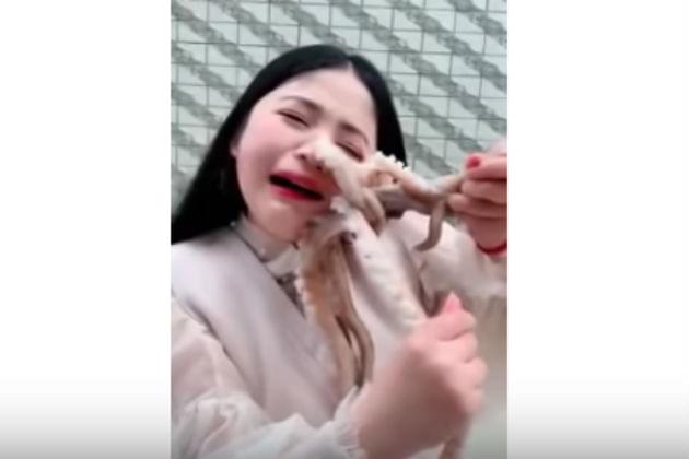 Watch This Octopus Attack A Woman’s Face When She Tries to Eat It [VIDEO]