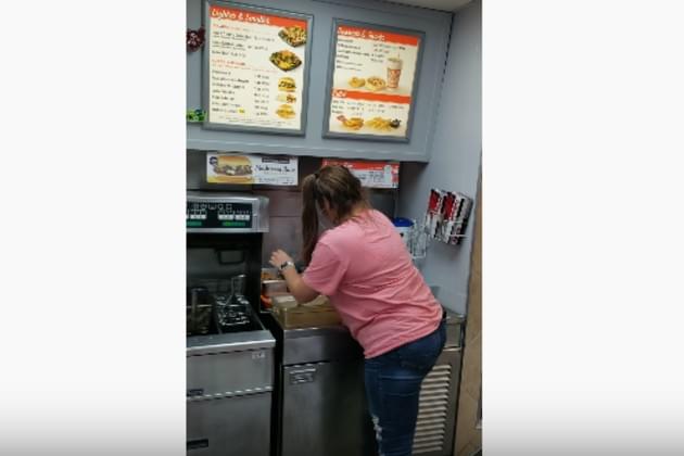 Mouse Loose In Fast Food Restaurant Jumps Into Deep Fryer [VIDEO]