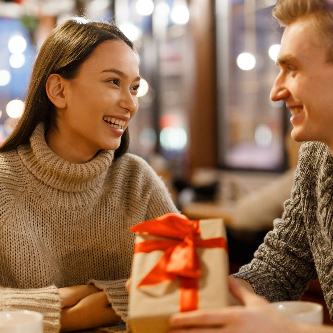 We Asked Shreveport Daters: At What Point In The Relationship Do You Exchange Holiday Gifts?