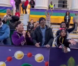 New Orleans Mayor Flips the Bird to Parade Riders in New Orleans [VIDEO]