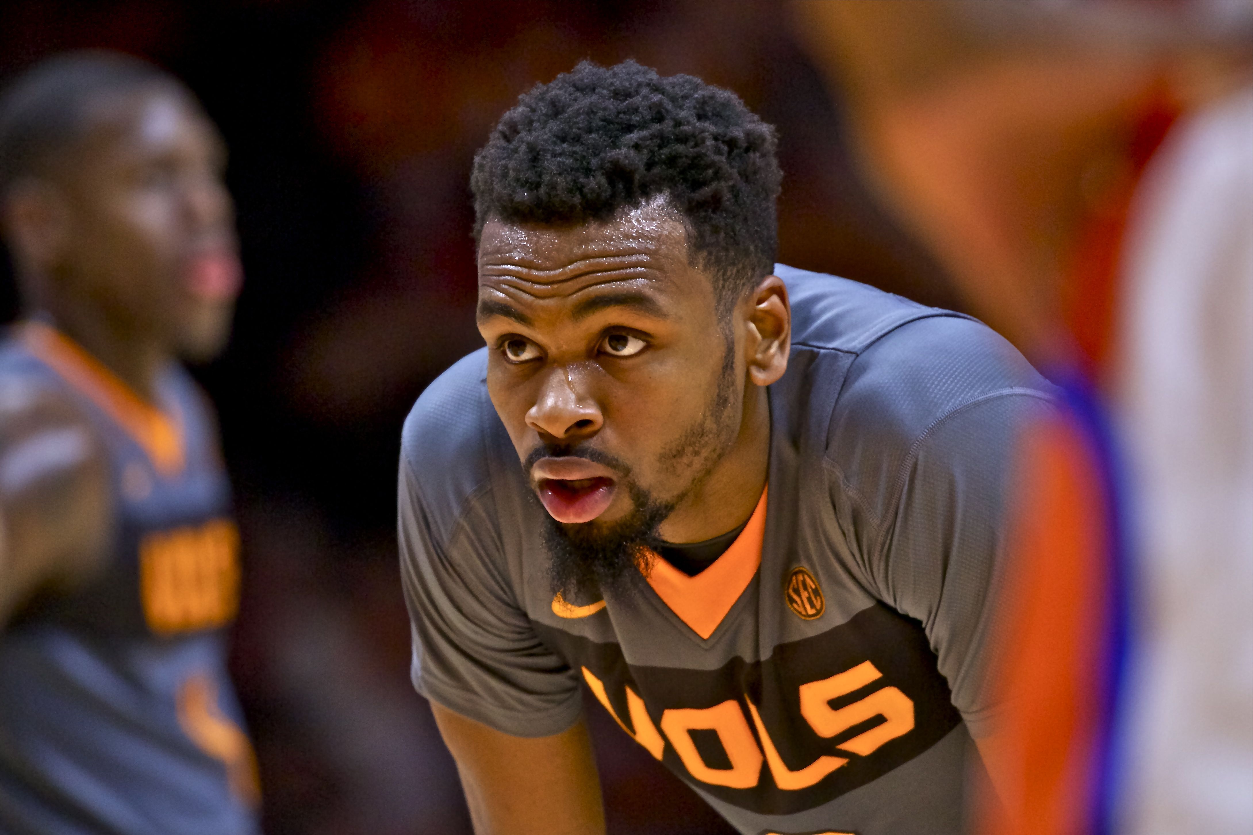 Great 1st half, Punter’s 26 helps Vols stay unbeaten at home; stomp Gators 83-69
