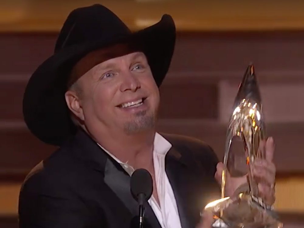 Watch Garth Brooks’ Acceptance Speech After Winning CMA Entertainer of the Year