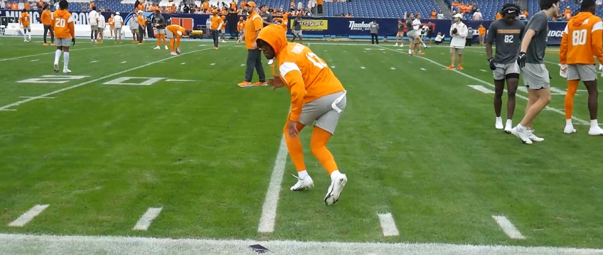 WATCH: On-field report and pregame warmups of Vols at Music City Bowl