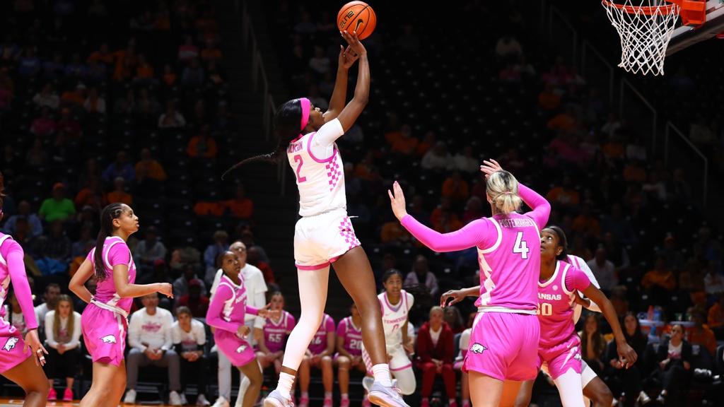 LADY VOLS WIN BIG OVER RAZORBACKS, 81-55