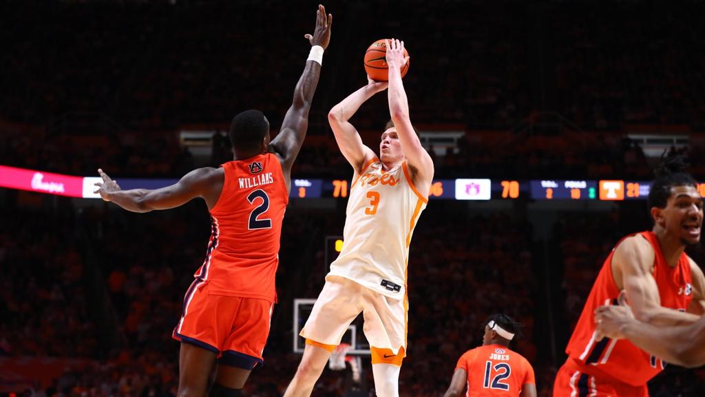 Knecht Drops 39 in #4 Vols’ 92-84 Win over #11 Auburn