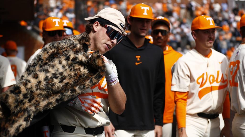 #7 VOLS TAKE SERIES WITH 15-4 RUN-RULE VICTORY OVER #17 OLE MISS