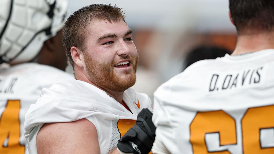 Experienced O-Line Room Leaning On Veteran Leadership In Fall Camp