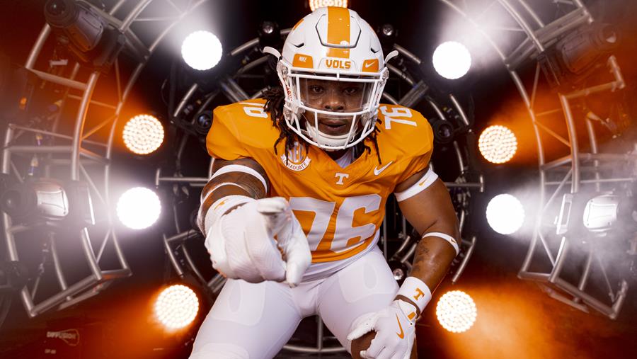 FB PREVIEW: #4 Vols Rested & Ready for Primetime Road Battle with Razorbacks