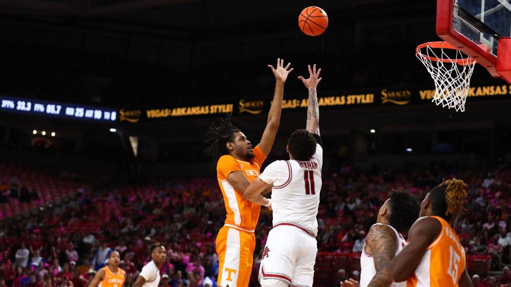 #8/9 VOLS CRUISE TO 92-63 VICTORY AT ARKANSAS