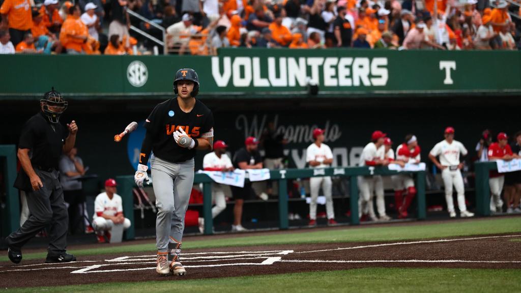 #1 VOLS BLAST FOUR HOMERS TO TAKE DOWN HOOSIERS, ADVANCE TO REGIONAL FINAL