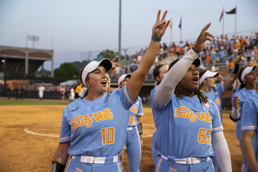#4 Tennessee Clinches Series with 6-4 Win Over Auburn