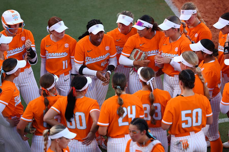 #1/4 Tennessee Falls 4-3 in Extra Innings to #19 Clemson