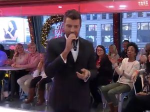 Watch Brett Eldredge’s Sizzling Performance of “Let It Snow” on “Good Morning America”