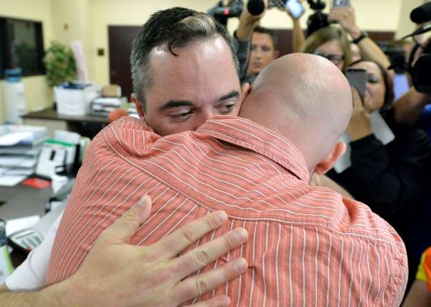 With clerk jailed, gay Kentucky couple gets marriage license