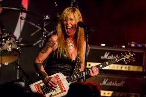 Lita Ford performs classic with Todd Kerns