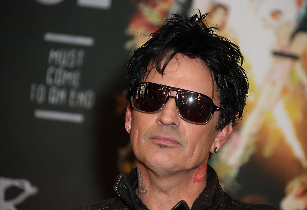 Tommy Lee opens Stadium Tour with broken ribs!
